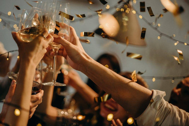 Perayaan Malam Tahun Baru, atau yang dikenal sebagai New Year's Eve, adalah tradisi yang dirayakan secara global pada malam tanggal 31 Desember. Foto: Pexels.com