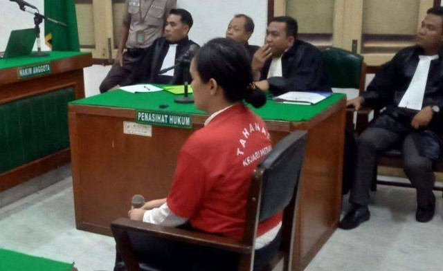 Ratu Entok saat menjalani sidang perdana di PN Medan, Senin (30/12/2024). Dok: ANTARA/Aris Rinaldi Nasution