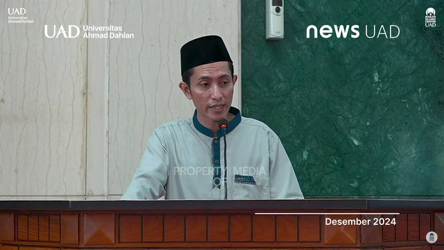 Penyampaian khutbah Jumat oleh Ustaz Miftah Khilmi Hidayatulloh, Lc., M.Hum., di Masjid Islamic Center Universitas Ahmad Dahlan (UAD) (Dok. Lusi)