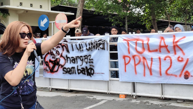 Sejumlah massa menggelar aksi demonstrasi menolak penerapan PPN 12 persen di depan Kantor Pajak DIY, di Ring Road Utara, Kabupaten Sleman, Senin (31/12). Foto: Arfiansyah Panji/kumparan