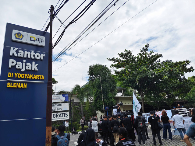 Sejumlah massa yang terdiri dari buruh hingga emak-emak menggelar aksi demonstrasi menolak penerapan PPN 12 persen di depan Kantor Pajak DIY, di Ring Road Utara, Kabupaten Sleman, Senin (31/12). Foto: Arfiansyah Panji/kumparan