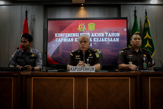 Kepala Pusat Penerangan Hukum (Kapuspenkum) Harli Siregar (tengah) menyampaikan capaian kinerja Kejaksaan Agung Republik Indonesia (Kejagung RI) tahun 2024 pada konferensi di  Puspenkum Kejagung RI, Jakarta, Selasa (31/12/2024). Foto: Jamal Ramadhan/kumparan