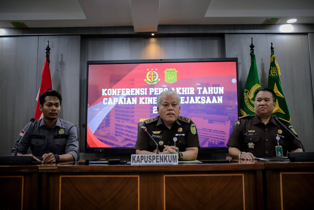 Kepala Pusat Penerangan Hukum (Kapuspenkum) Harli Siregar (tengah) menyampaikan capaian kinerja Kejaksaan Agung Republik Indonesia (Kejagung RI) tahun 2024 pada konferensi di  Puspenkum Kejagung RI, Jakarta, Selasa (31/12/2024). Foto: Jamal Ramadhan/kumparan