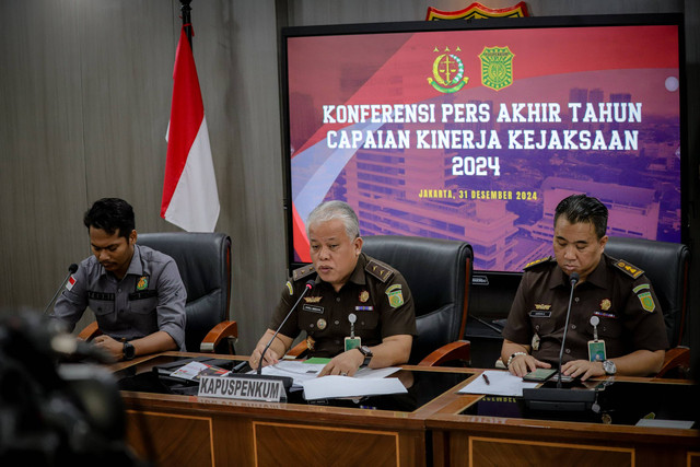 Kepala Pusat Penerangan Hukum (Kapuspenkum) Harli Siregar (tengah) menyampaikan capaian kinerja Kejaksaan Agung Republik Indonesia (Kejagung RI) tahun 2024 pada konferensi di  Puspenkum Kejagung RI, Jakarta, Selasa (31/12/2024). Foto: Jamal Ramadhan/kumparan