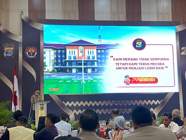 Kapolda Lampung, Irjen Pol Helmy Santika saat pemaparan rilis akhir tahun di GSG Presisi Mapolda Lampung. | Foto: Sinta Yuliana/Lampung Geh