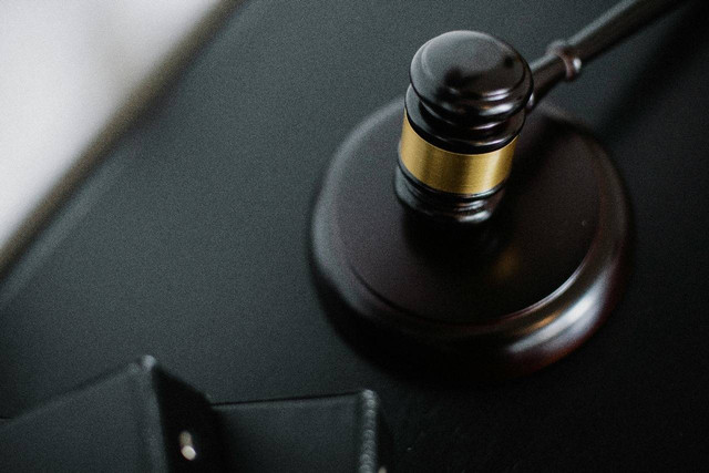 Ilustrasi Palu Sidang. Sumber: https://www.pexels.com/photo/close-up-photo-of-a-wooden-gavel-5668481/