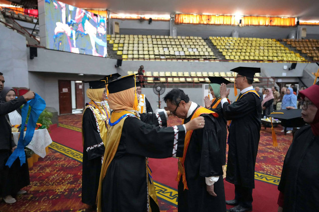 Rektor Universitas Lampung, Prof. Lusmeilia Afriani, mengukuhkan delapan guru besar. | Foto: Dok. Humas Unila