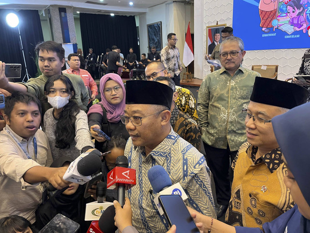 Mendikdasmen Abdul Mu'ti usai menghadiri Taklimat Media Tahun 2024 di Gedung A Kompleks Kemendikbudristek, Jakarta Pusat, Selasa (31/12/2024). Foto: Alya Zahra/kumparan 