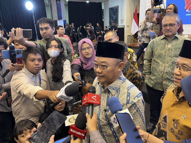 Mendikdasmen Abdul Mu'ti usai menghadiri Taklimat Media Tahun 2024 di Gedung A Komplek Kemendikbudristek, Jakarta Pusat, Selasa (31/12/2024). Foto: Alya Zahra/kumparan 