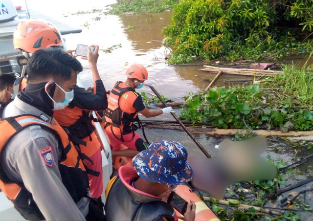 Tim pencari saat menemukan mayat Awe di Sungai Kapuas. Foto: Dok. Polres Kubu Raya