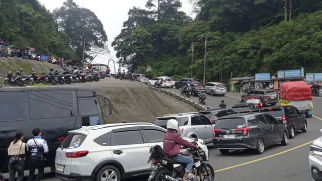 Suasana arus lalu lintas mengarah kawasan wisata Puncak, Cianjur, Jawa Barat, Selasa (31/12/2024). Foto: kumparan