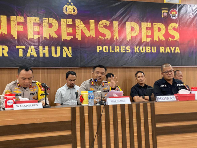 Kapolres Kubu Raya, AKBP Wahyu Jati Wibowo saat menggelar konferensi pers akhir tahun. Foto: Yulia Ramadhiyanti/Hi!Pontianak