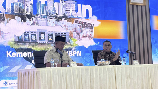 Menteri ATR/Kepala BPN Nusron Wahid dan Wamen ATR ATR/Wakil Kepala BPN Ossy Dermawan dalam acara Media Gathering Akhir Tahun, Selasa (31/12/2024). Foto: Ave Airiza Gunanto/kumparan