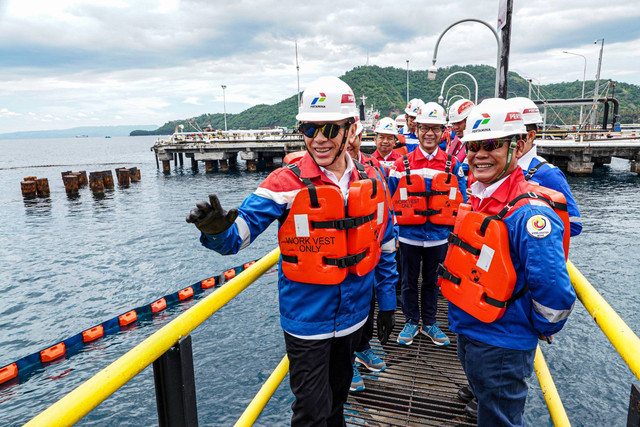 Komisaris Utama PT Pertamina (Persero) Muhammad Iriawan alias Iwan Bule bersama Direktur Utama Pertamina Patra Niaga Riva Siahaan mengecek sejumlah sarana dan prasarana Pertamina di Bali, Senin (30/12/2024). Foto: Pertamina Patra Niaga