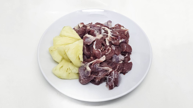 Ilustrasi daging dengan nanas.  Foto: Shutterstock