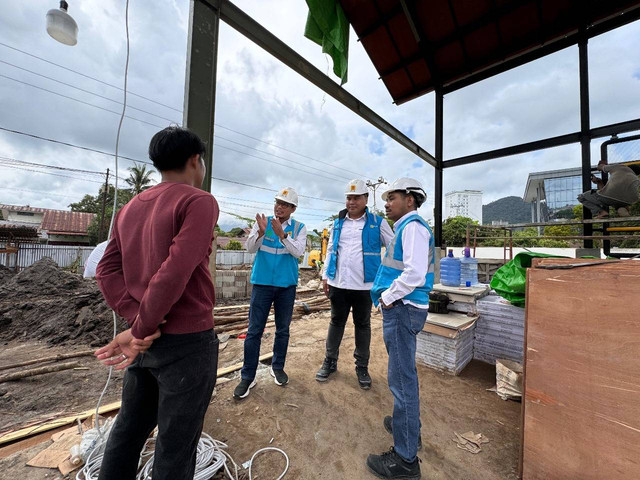 Manager ULP Singkawang Kota, Wakhid Aji Saputra (2 dari kiri) didampingi MUP3 Singkawang, Martinus Irianto Pasensi (paling Kanan) memberikan Penjelasan terkait keamanan kelistrikan kepada Pengawas Pembangunan Outlet Mie Gacoan, Yuprianto. Foto: Dok. PLN Kalbar