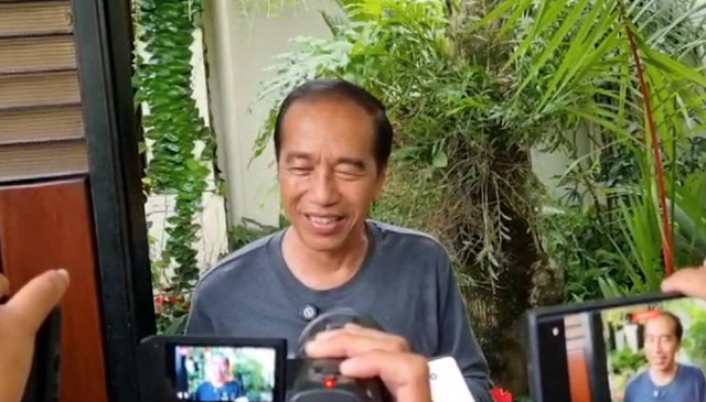 Jokowi saat ditemui di rumahnya di Solo, Selasa (31/12/2024). Dok: kumparan