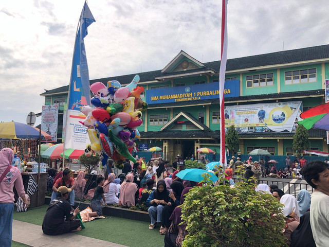 Suasana di depan wilayah SMA Muhammadiyah 1 Purwokerto, dokumen milik pribadi penulis