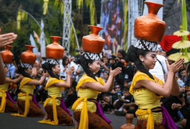 Para penari menampilkan tari Buyung dalam Perayaan Seren Taun di Desa Cigugur, Sumber dari Shutterstock Denymardani 