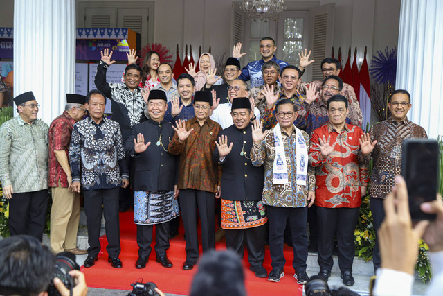 Sejumlah gubernur dan Wakil Gubernul Jakarta berfoto bersama saat  menghadiri rangkaian perayaan Tahun Baru di Balai Kota Jakarta, Jakarta Pusat, Selasa (31/12/2024). Foto: Iqbal Firdaus/kumparan