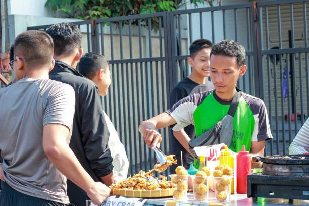 Warung makan yang menjual makanan ringan Mir ball dan telur gulung ramai dengan pembeli. Foto : ThinkStock