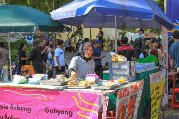 Wanita menjual berbagai macam jajanan pasar di pagi hari. Foto : ThinkStock