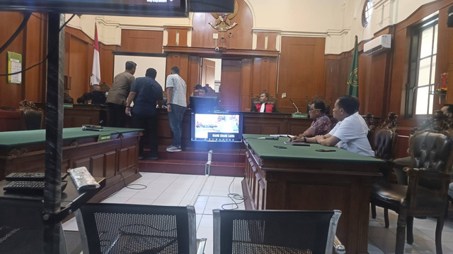 Sidang putusan gugatan restitusi 71 keluarga korban tragedi Kanjuruhan di Ruang Cakra, Pengadilan Negeri (PN) Surabaya, Selasa (31/12/2024). Foto: Farusma Okta Verdian/kumparan