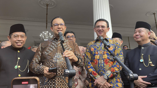 Mantan Gubernur Jakarta Anies Baswedan (kedua kiri) dan Basuki Tjahaja Purnama (kedua kanan) menjawab pertanyaan wartawan usai menghadiri perayaan Tahun Baru di Balai Kota Jakarta, Selasa (31/12/2024). Foto: Fadhil Pramudya/kumparan