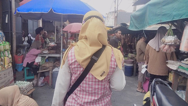 Suasana jual-beli di pasar tradisional, Surabaya Foto: Diffa Salsabilla Maulidina