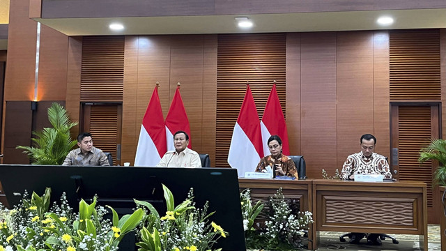 Presiden Prabowo Subianto mengumumkan kenaikan PPN menjadi 12 persen hanya untuk barang dan jasa mewah, Selasa (31/12/2024). Foto: Fariza Rizky Ananda/kumparan