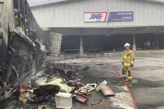 Truk pengangkut paket terbakar di area gudang JNE Gedebage pada 31 Desember 2024 sore hari, yang berlokasi di Jl. Soekarno Hatta No. 829, Kota Bandung, pada Selasa (31/12/2024). Foto: Dok. Istimewa