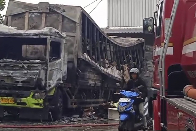 Truk pengangkut paket terbakar di area gudang JNE Gedebage pada 31 Desember 2024 sore hari, yang berlokasi di Jl. Soekarno Hatta No. 829, Kota Bandung, pada Selasa (31/12/2024). Foto: Dok. Istimewa