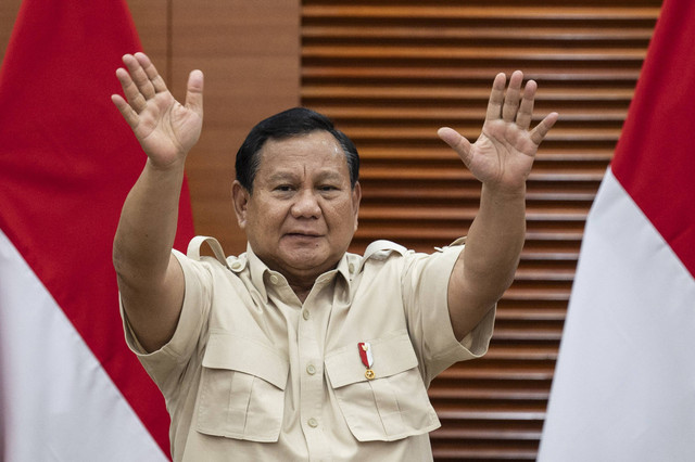 Presiden Prabowo Subianto melambaikan tangan usai menyampaikan keterangan pers terkait kenaikan tarif Pajak Pertambahan Nilai (PPN) di Kantor Kementerian Keuangan, Jakarta, Selasa (31/12/2024).  Foto: Aprillio Akbar/ANTARA FOTO