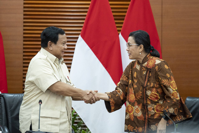 Presiden Prabowo Subianto (kiri) berjabat tangan dengan Menteri Keuangan Sri Mulyani (kanan) usai menyampaikan keterangan pers terkait kenaikan tarif Pajak Pertambahan Nilai (PPN) di Kantor Kementerian Keuangan, Jakarta, Selasa (31/12/2024). Foto: Aprillio Akbar/ANTARA FOTO