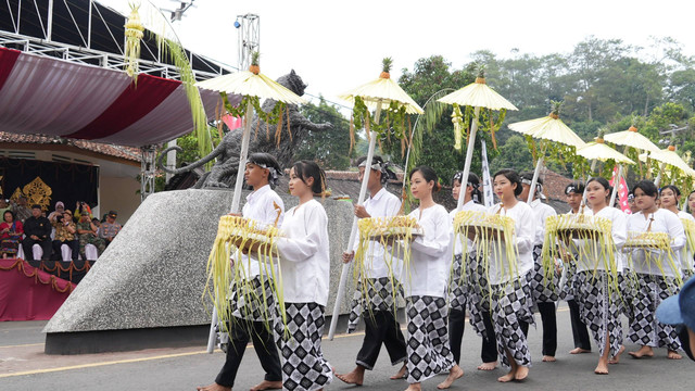 Sumber: https://disparbud.jabarprov.go.id/meningkatkan-rasa-syukur-melalui-upacara-adat-seren-taun/