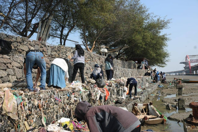 Aksi bersih Pantai Kenjeran oleh Marine Buddies Surabaya bersama mahasiswa Unair