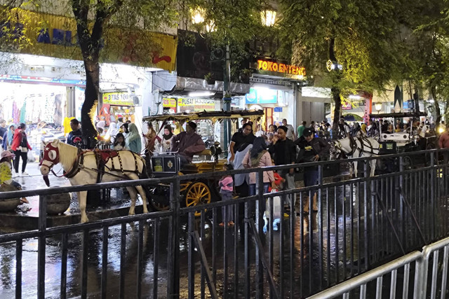 Suasana saat malam tahun baru di kawasan Malioboro, Yogyakarta, Selasa (31/12/2024). Foto: Arfiansyah Panji Purnandaru/kumparan