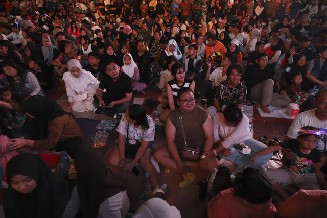 Sejumlah warga menyaksikan malam pergantian tahun baru 2025 di kawasan Bundaran HI, Jakarta, Rabu (31/12/2024). Foto: Iqbal Firdaus/kumparan