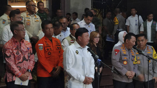 Menkopolkam, Budi Gunawan, dan Kapolri, Jenderal Listyo Sigit Prabowo, saat menyampaikan keterangan terkait perayaan malam tahun baru di Polda Metro Jaya. Foto: Rachmadi Rasyad/kumparan