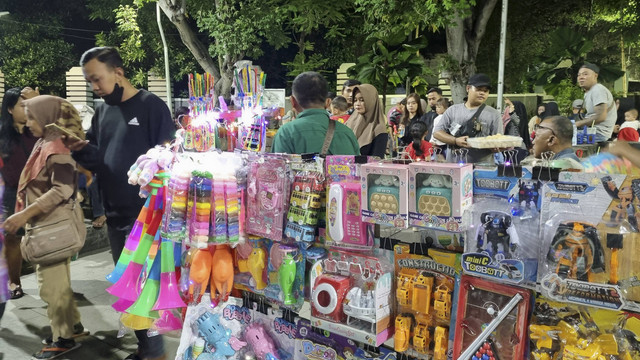 Suasan menjelang pergantian tahun di Taman Bungkul, Surabaya, Selasa (31/12/2024). Foto: Farusma Okta Verdian/kumparan