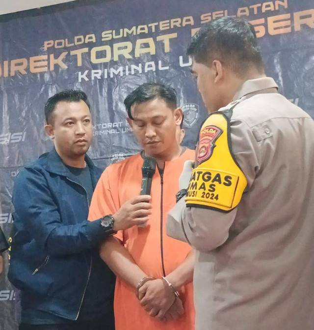 Fadillah alias Datuk (37), tersangka dalam kasus penganiayaan Koas di Palembang saat dimintain keterangan di pers rilis. Foto : Abdullah Toriq/Urban Id