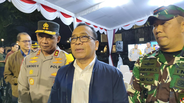 Menteri Koordinator Pembangunan Manusia dan Kebudayaan (Menko PMK) Pratikno menjawab pertanyaan wartawan saat memantau malam tahun baru di Malioboro, Kota Yogyakarta, Selasa (31/12/2024). Foto: Arfiansyah Panji Purnandaru/kumparan