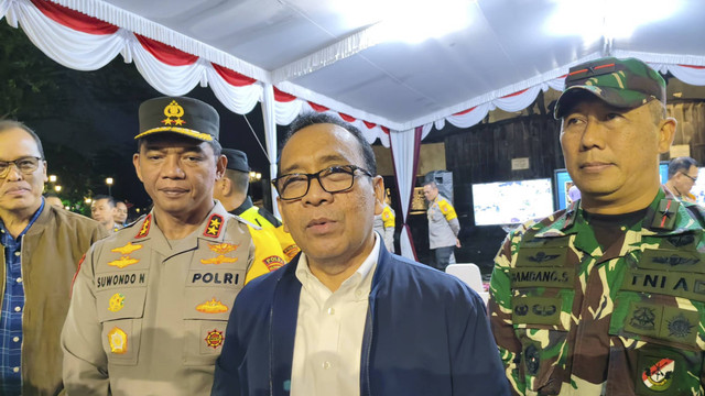 Menteri Koordinator Pembangunan Manusia dan Kebudayaan (Menko PMK) Pratikno menjawab pertanyaan wartawan saat memantau malam tahun baru di Malioboro, Kota Yogyakarta, Selasa (31/12/2024). Foto: Arfiansyah Panji Purnandaru/kumparan