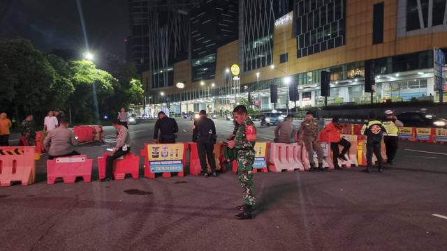 Suasana penyekatan menjelang malam pergantian tahun di Bundaran Waru, Surabaya, Selasa (31/12/2024). Foto: Farusma Okta Verdian/kumparan