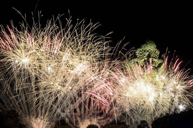 Suasana pesta kembang api saat malam perayaan tahun baru 2025 di kawasan Garuda Wisnu Kencana (GWK) Cultural Park, Badung, Bali, Rabu (1/1/2025). Foto: Fikri Yusuf/ANTARA FOTO