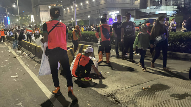 Pasukan oranye mulai membersihkan sampah yang berserakan usai perayaan Tahun Baru 2025, di kawasan Bundaran HI, Jakarta Pusat, Rabu (1/1/2025). Foto: Fadhil Pramudya/kumparan