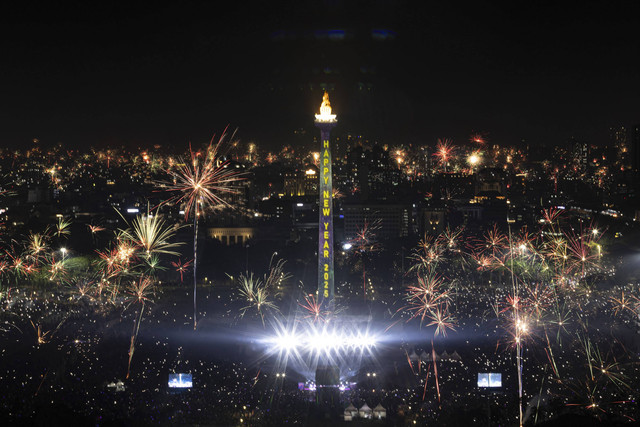 Suasana saat warga menyalakan kembang api pada malam pergantian tahun baru di kawasan Monas, Jakarta, Rabu (1/1/2025). Foto: Dhemas Reviyanto/ANTARA FOTO