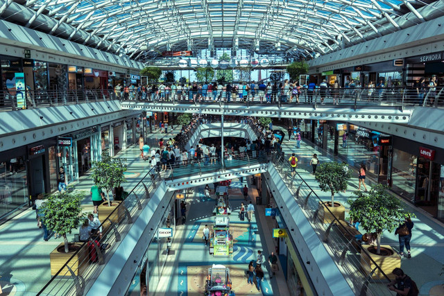 Urutan lantai mall. Foto ilustrasi suasana di dalam mall. Sumber: Unsplash/Kit Suman