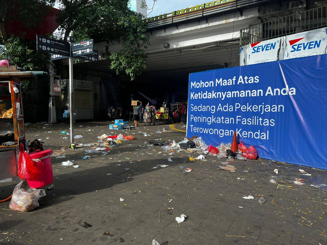 Sampah berserak di sekitar Bundaran HI, usai acara malam tahun baru pada Rabu (1/1) pagi Foto: Rayyan Farhansyah/kumparan