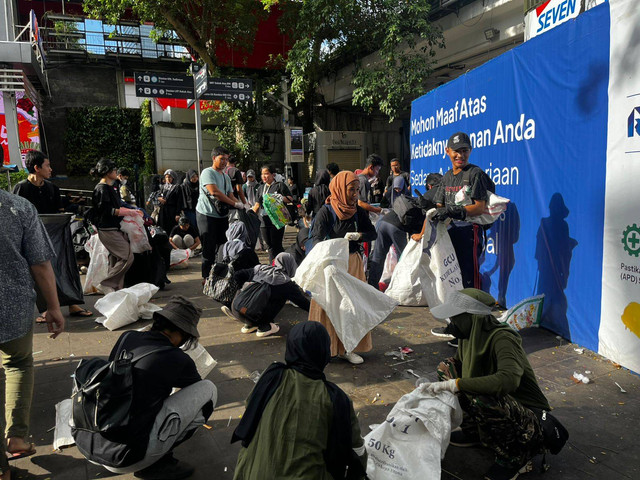  Komunitas green generation Indonesia Membersihkan sampah sisa malam perayaan tahun baru di sekitar Bundaran HI pada Rabu (1/1) pagi. Foto: Rayyan Farhansyah/kumparan